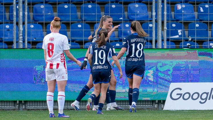 v.li.: Marie Steiner (TSG, 19), Torschützin Selina Cerci (TSG, 29), Valesca Ampoorter (TSG, 18), Spielerinnen der TSG 1899 Hoffenheim, jubeln über das Tor zum 4:1, Jubel, Torjubel, Torerfolg, celebrate the goal, goal, celebration, jubelt ueber das Tor, Freuen, Freude, freut sich, optimistisch, positiv, Spielszene, Highlight, Action, Aktion, 27.04.2026, Sinsheim (Hoffenheim) (Deutschland), Fussball, Google Pixel Frauen-Bundesliga, TSG 1899 Hoffenheim - 1. FC Köln, DFB DFL REGULATIONS PROHIBIT ANY USE OF PHOTOGRAPHS AS IMAGE SEQUENCES AND OR QUASI-VIDEO.