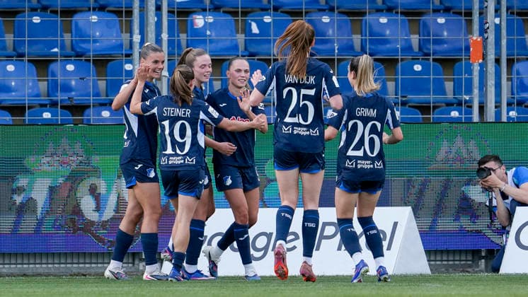 Spielerinnen der TSG 1899 Hoffenheim, jubeln über das Tor zum 4:1, Jubel, Torjubel, Torerfolg, celebrate the goal, goal, celebration, jubelt ueber das Tor, Freuen, Freude, freut sich, optimistisch, positiv, Spielszene, Highlight, Action, Aktion, 27.04.2026, Sinsheim (Hoffenheim) (Deutschland), Fussball, Google Pixel Frauen-Bundesliga, TSG 1899 Hoffenheim - 1. FC Köln, DFB DFL REGULATIONS PROHIBIT ANY USE OF PHOTOGRAPHS AS IMAGE SEQUENCES AND OR QUASI-VIDEO.