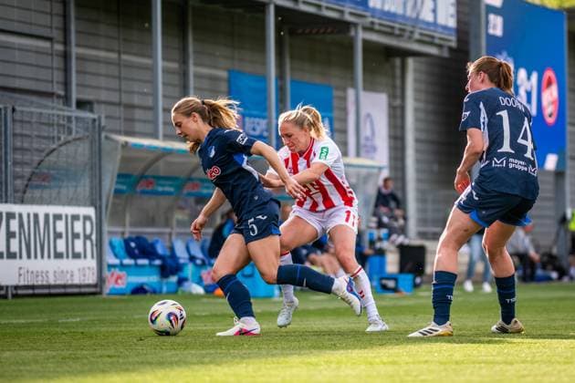 Jamilla Rankin (5; TSG Hoffenheim) im Zweikampf mit Pauline Bremer (11; 1. FC Köln) im Dietmar-Hopp Stadion, während Lisa Doorn (14; TSG Hoffenheim) aufmerksam verteidigt GPFBL: TSG Hoffenheim - 1. FC Köln, 27.04.2026 Copyright: xSpeedshotx
