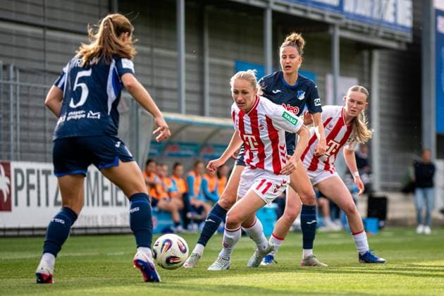 Lydia Andrade (17; 1. FC Köln) mit Ball, während Lisa Doorn (14; TSG Hoffenheim) und Pauline Bremer (11; 1. FC Köln) verteidigen im Dietmar-Hopp Stadion GPFBL: TSG Hoffenheim - 1. FC Köln, 27.04.2026 Copyright: xSpeedshotx