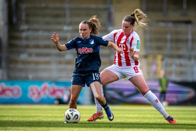 Adriana Achcinska (9; 1. FC Köln) im Zweikampf mit Marie Steiner (19; TSG Hoffenheim) um den Ball im Dietmar-Hopp Stadion GPFBL: TSG Hoffenheim - 1. FC Köln, 27.04.2026 Copyright: xSpeedshotx