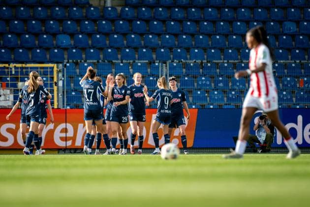 Franziska Harsch (17; TSG Hoffenheim), Nikee van Dijk (25; TSG Hoffenheim), Lisa Doorn (14; TSG Hoffenheim), Selina Cerci (29; TSG Hoffenheim) und Wielle Douma (13; TSG Hoffenheim) feiern gemeinsam im Dietmar-Hopp Stadion GPFBL: TSG Hoffenheim - 1. FC Köln, 27.04.2026 Copyright: xSpeedshotx