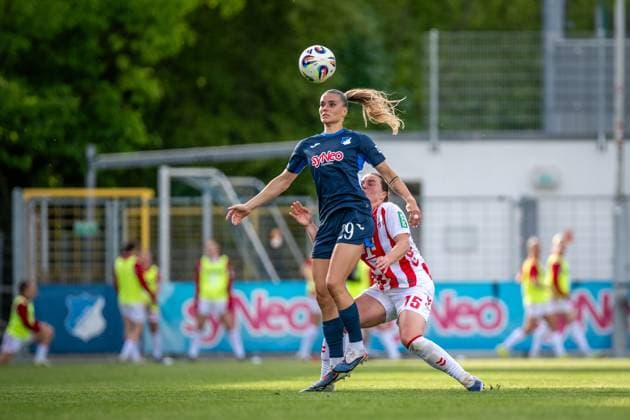 Selina Cerci (29; TSG Hoffenheim) im Zweikampf mit einer Spielerin von 1. FC Köln GPFBL: TSG Hoffenheim - 1. FC Köln, 27.04.2026 Copyright: xSpeedshotx