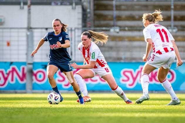Marie Steiner (19; TSG Hoffenheim) im Zweikampf mit Adriana Achcinska (9; 1. FC Köln) im Dietmar-Hopp Stadion GPFBL: TSG Hoffenheim - 1. FC Köln, 27.04.2026 Copyright: xSpeedshotx