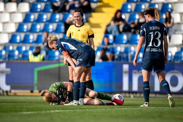 Vanessa Diehm (6; TSG Hoffenheim) hält sich das Knie, während Wielle Douma (13; TSG Hoffenheim) und Laura Gloning (20; TSG Hoffenheim) besorgt schauen, Torwartin Lisa Schmitz (1; 1. FC Köln) liegt verletzt am Boden im Dietmar-Hopp Stadion GPFBL: TSG Hoffenheim - 1. FC Köln, 27.04.2026 Copyright: xSpeedshotx