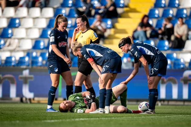 Valesca Ampoorter (18; TSG Hoffenheim) und Franziska Harsch (17; TSG Hoffenheim) kümmern sich um verletzte Torhüterin im Dietmar-Hopp Stadion GPFBL: TSG Hoffenheim - 1. FC Köln, 27.04.2026 Copyright: xSpeedshotx