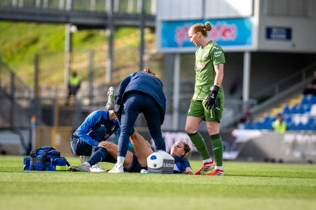 Franziska Harsch (17; TSG Hoffenheim) wird am Boden behandelt, während Laura Dick (1; TSG Hoffenheim) aufmerksam daneben steht im Dietmar-Hopp Stadion GPFBL: TSG Hoffenheim - 1. FC Köln, 27.04.2026 Copyright: xSpeedshotx