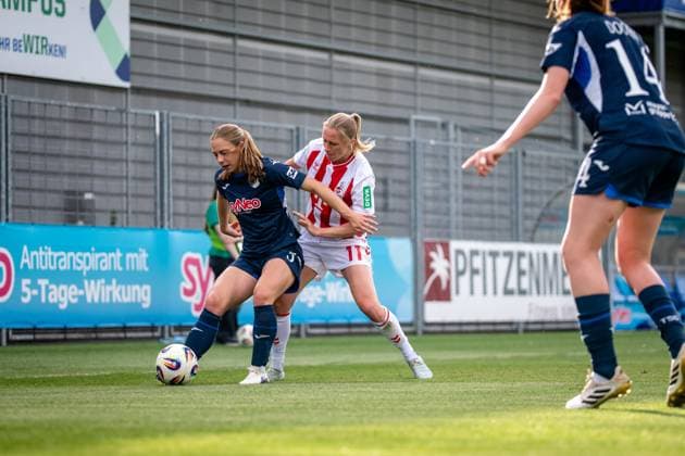 Jamilla Rankin (5; TSG Hoffenheim) im Zweikampf mit Pauline Bremer (11; 1. FC Köln) im Dietmar-Hopp Stadion GPFBL: TSG Hoffenheim - 1. FC Köln, 27.04.2026 Copyright: xSpeedshotx
