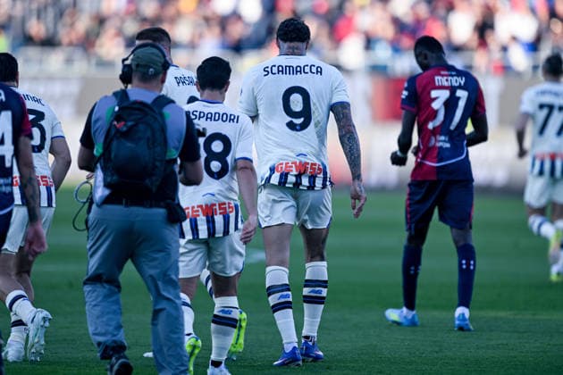 Atalanta s Gianluca Scamacca celebrates after scoring the goal for 2-2 during the Serie A soccer match between Cagliari Calcio and Atalanta at the Unipol Domus in Cagliari, Sardinia - Monday 27th April. - Soccer  Copyright: x Â®xGianlucaxZuddas LaPressex