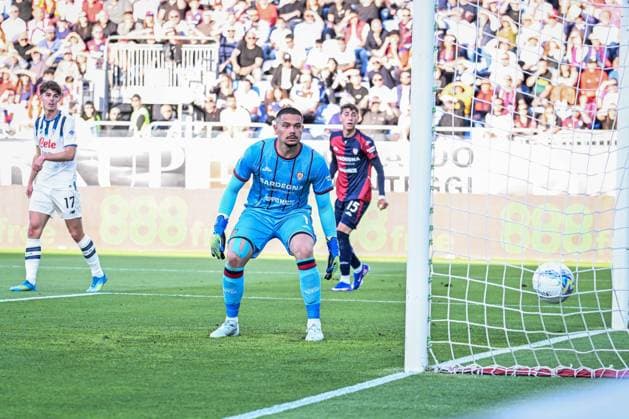 Gianluca Scamacca of Atalanta, Goal, Elia Caprile of Cagliari Calcio during Cagliari Calcio vs Atalanta BC, Italian soccer Serie A match in Cagliari, Italy, April 27 2026  Copyright: xLuigixCanu IPAxSportx xipa-agency.netx xx IPA_74276563 IPA_Agency_IPA74276563