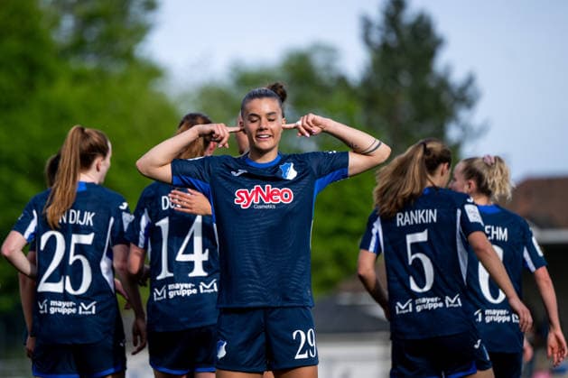 TSG Hoffenheim vs 1. FC Köln, Fussball Frauen Bundesliga, 23. Spieltag 27.04.2026, Dietmar-Hopp-Stadion, Hoffenheim, TSG Hoffenheim vs 1. FC Köln, Fussball Frauen Bundesliga, 23. Spieltag, im Bild Selina Cerci (TSG Hoffenheim, 29) und Team jubeln ueber das Tor zum 2:0,