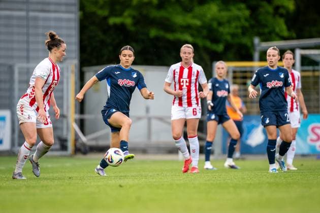 Marina Hegering (33; 1. FC Köln) mit Ball, während Laura Gloning (20; TSG Hoffenheim) und Naomi Luyet (7; TSG Hoffenheim) verteidigen im Dietmar-Hopp Stadion GPFBL: TSG Hoffenheim - 1. FC Köln, 27.04.2026 Copyright: xSpeedshotx