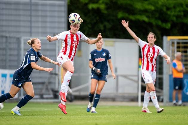 Sandra Maria Jessen (6; 1. FC Köln) im Zweikampf mit Laura Gloning (20; TSG Hoffenheim) und Jill Janssens (9; TSG Hoffenheim) in Aktion, während Sara Agrez (4; 1. FC Köln) aufmerksam beobachtet GPFBL: TSG Hoffenheim - 1. FC Köln, 27.04.2026 Copyright: xSpeedshotx