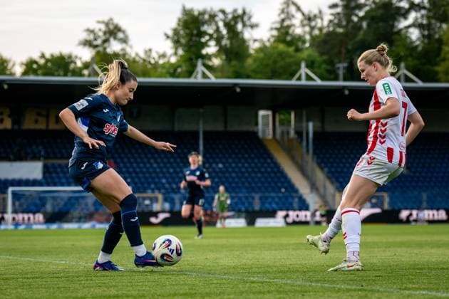 Janna Grimm (26; TSG Hoffenheim) kontrolliert den Ball im Duell mit einer Gegnerin GPFBL: TSG Hoffenheim - 1. FC Köln, 27.04.2026 Copyright: xSpeedshotx