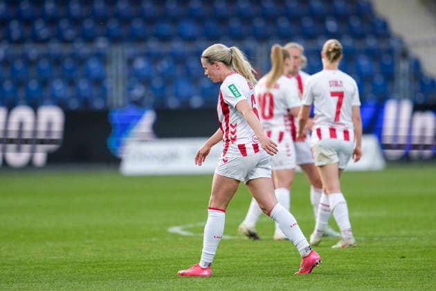 Spielerinnen des 1. FC Köln, enttäuscht schauend, Enttäuschung, Frustration, disappointed, pessimistisch, nach dem Gegentor zum 6:2, Action, Aktion, Spielszene, 27.04.2026, Sinsheim (Hoffenheim) (Deutschland), Fussball, Google Pixel Frauen-Bundesliga, TSG 1899 Hoffenheim - 1. FC Köln, DFB DFL REGULATIONS PROHIBIT ANY USE OF PHOTOGRAPHS AS IMAGE SEQUENCES AND OR QUASI-VIDEO.