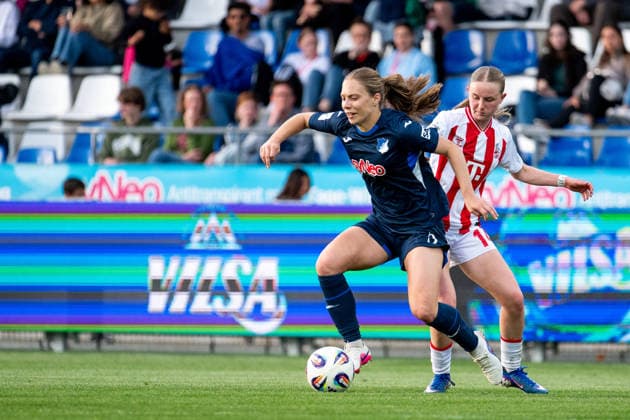 TSG Hoffenheim vs 1. FC Köln, Fussball Frauen Bundesliga, 23. Spieltag 27.04.2026, Dietmar-Hopp-Stadion, Hoffenheim, TSG Hoffenheim vs 1. FC Köln, Fussball Frauen Bundesliga, 23. Spieltag, im Bild Jamilla Rankin (TSG Hoffenheim, 05) im Zweikampf mit Carlotta Imping (FC Köln, 14),