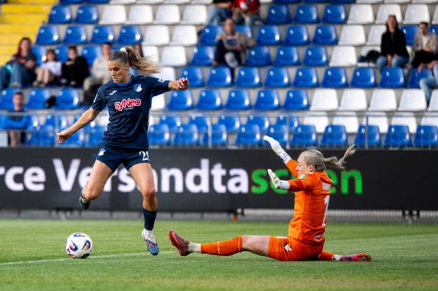 TSG Hoffenheim vs 1. FC Köln, Fussball Frauen Bundesliga, 23. Spieltag 27.04.2026, Dietmar-Hopp-Stadion, Hoffenheim, TSG Hoffenheim vs 1. FC Köln, Fussball Frauen Bundesliga, 23. Spieltag, im Bild Selina Cerci (TSG Hoffenheim, 29) trifft das Tor zum 5:2 gegen Lisa Schmitz (FC Köln, 01),