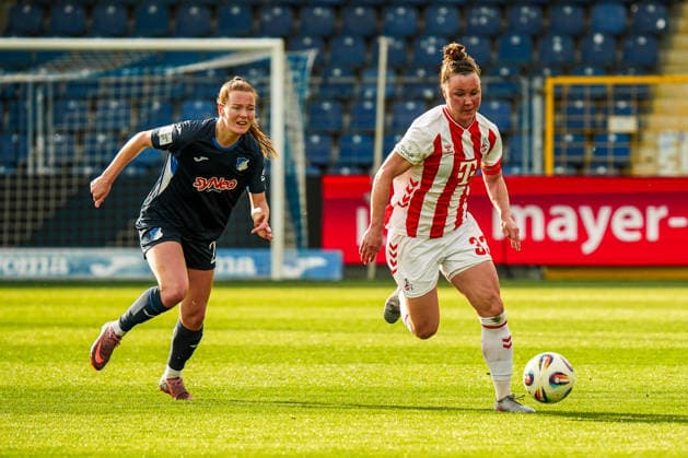 Deutschland: Fussball Google Pixel Frauen-Bundesliga 2025 2026 , 23. Spieltag - TSG Hoffenheim Frauen vs 1. FC Köln Frauen - Dietmar-Hopp-Stadion (Hoffenheim) : Martyna Wiankowska (1. FC Köln Frauen, 26) am Ball, Laufduell Copyright: xBennetxLongx