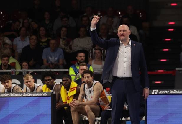 Unzufrieden . . . Rostocks Trainer Przemyslaw FRASUNKIEWICZ. Basketball: Bayern - Rostock. Bundesliga, FC Bayern Basketball - Rostock Seawolves, 23.Spieltag, Saison 2025-2026, 27.04.2026, in Muenchen, B M W P A R K, Deutschland. Quelle Copyright Credit : Oryk HAIST