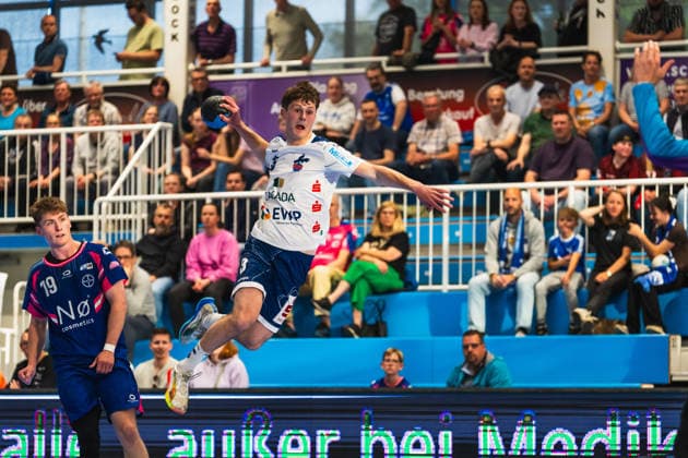 Finn Schroven (TSV Bayer Dormagen, 19) schaut dem Sprungwurf von Marvin Siemer (1.VFL Potsdam, 03) hinterher TSV Dormagen vs. 1.VFL Potsdam, Handball, 2.HBL, 29.Spieltag, Saison 2025 26, 27.04.2026, TSV Dormagen vs. 1.VFL Potsdam, Handball, 2.HBL, 29.Spieltag, Saison 2025 26, 27.04.2026 Dormagen *** Finn Schroven TSV Bayer Dormagen, 19 looks after the jump shot of Marvin Siemer 1 VFL Potsdam, 03 TSV Dormagen vs 1 VFL Potsdam, Handball, 2 HBL, Matchday 29, Season 2025 26, 27 04 2026, TSV Dormagen vs 1 VFL Potsdam, Handball, 2 HBL, Matchday 29, Season 2025 26, 27 04 2026 Dormagen Copyright: xEibner-Pressefoto LukasxBaldygax EP_LBA