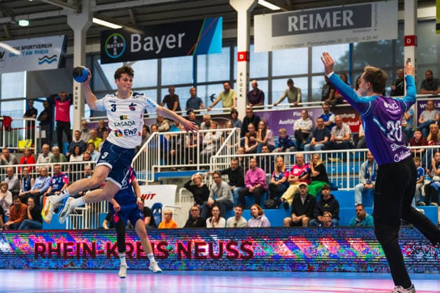 Marvin Siemer (1.VFL Potsdam, 03) mit einem Sprungwurf, Christian Simonsen (TSV Bayer Dormagen, 20) TSV Dormagen vs. 1.VFL Potsdam, Handball, 2.HBL, 29.Spieltag, Saison 2025 26, 27.04.2026, TSV Dormagen vs. 1.VFL Potsdam, Handball, 2.HBL, 29.Spieltag, Saison 2025 26, 27.04.2026 Dormagen Copyright: xEibner-Pressefoto LukasxBaldygax EP_LBA