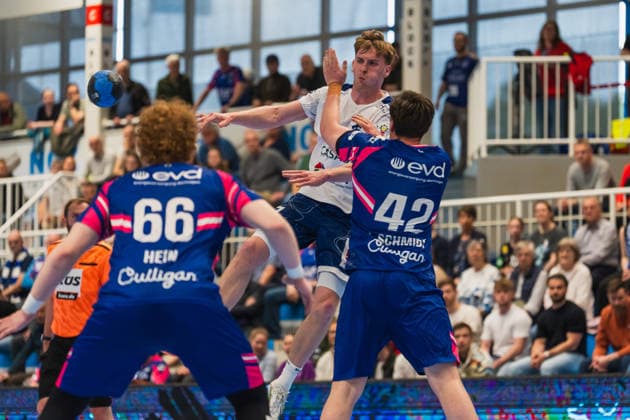 Julius Hein (TSV Bayer Dormagen, 66), Jannek Klein (1.VFL Potsdam, 17) mit einem Pass im Sprungwurfung gedeckt von Jan Schmidt (TSV Bayer Dormagen, 42) TSV Dormagen vs. 1.VFL Potsdam, Handball, 2.HBL, 29.Spieltag, Saison 2025 26, 27.04.2026, TSV Dormagen vs. 1.VFL Potsdam, Handball, 2.HBL, 29.Spieltag, Saison 2025 26, 27.04.2026 Dormagen Copyright: xEibner-Pressefoto LukasxBaldygax EP_LBA