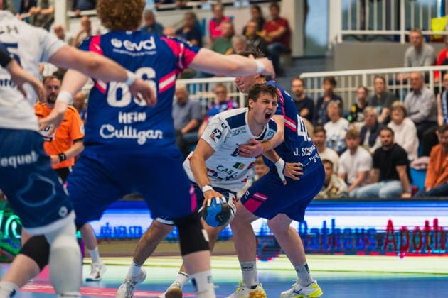 Markus Mahr (1.VFL Potsdam, 06) kaempft sich an Jan Schmidt (TSV Bayer Dormagen, 42) vorbei und schreit dabei TSV Dormagen vs. 1.VFL Potsdam, Handball, 2.HBL, 29.Spieltag, Saison 2025 26, 27.04.2026, TSV Dormagen vs. 1.VFL Potsdam, Handball, 2.HBL, 29.Spieltag, Saison 2025 26, 27.04.2026 Dormagen Copyright: xEibner-Pressefoto LukasxBaldygax EP_LBA