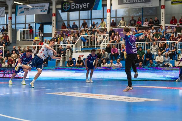 Marvin Siemer (1.VFL Potsdam, 03) beim 7Meter-Wurf gegen Christian Simonsen (TSV Bayer Dormagen, 20) TSV Dormagen vs. 1.VFL Potsdam, Handball, 2.HBL, 29.Spieltag, Saison 2025 26, 27.04.2026, TSV Dormagen vs. 1.VFL Potsdam, Handball, 2.HBL, 29.Spieltag, Saison 2025 26, 27.04.2026 Dormagen Copyright: xEibner-Pressefoto LukasxBaldygax EP_LBA