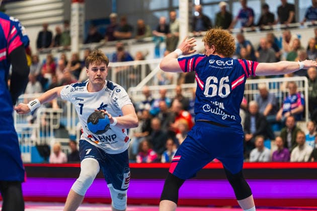 Nicolas Paulnsteiner (1.VFL Potsdam, 07) dribbelt an Julius Hein (TSV Bayer Dormagen, 66) vorbei TSV Dormagen vs. 1.VFL Potsdam, Handball, 2.HBL, 29.Spieltag, Saison 2025 26, 27.04.2026, TSV Dormagen vs. 1.VFL Potsdam, Handball, 2.HBL, 29.Spieltag, Saison 2025 26, 27.04.2026 Dormagen Copyright: xEibner-Pressefoto LukasxBaldygax EP_LBA