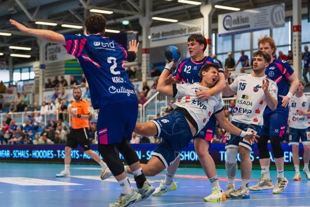 Luca Krist (TSV Bayer Dormagen, 02), Jan Schmidt (TSV Bayer Dormagen, 42) im Zweikampf mit Markus Mahr (1.VFL Potsdam, 06), Nicholas Schley (1.VFL Potsdam, 35) TSV Dormagen vs. 1.VFL Potsdam, Handball, 2.HBL, 29.Spieltag, Saison 2025 26, 27.04.2026, TSV Dormagen vs. 1.VFL Potsdam, Handball, 2.HBL, 29.Spieltag, Saison 2025 26, 27.04.2026 Dormagen Copyright: xEibner-Pressefoto LukasxBaldygax EP_LBA