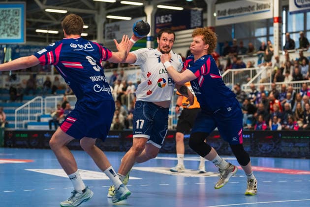 Florian Boehnert (TSV Bayer Dormagen, 09), Jannek Klein (1.VFL Potsdam, 17) im Zweikampf mit Julius Hein (TSV Bayer Dormagen, 66) TSV Dormagen vs. 1.VFL Potsdam, Handball, 2.HBL, 29.Spieltag, Saison 2025 26, 27.04.2026, TSV Dormagen vs. 1.VFL Potsdam, Handball, 2.HBL, 29.Spieltag, Saison 2025 26, 27.04.2026 Dormagen Copyright: xEibner-Pressefoto LukasxBaldygax EP_LBA