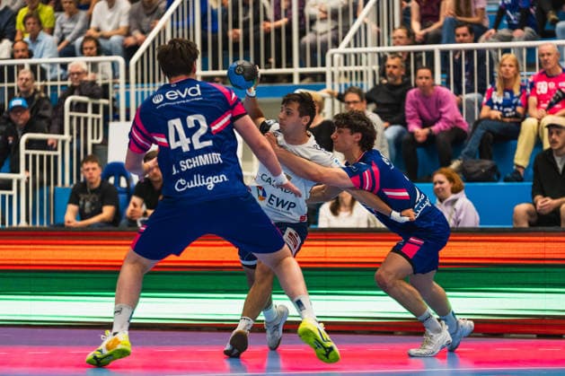Jan Schmidt (TSV Bayer Dormagen, 42), Markus Mahr (1.VFL Potsdam, 06) mit einem Pass gedeckt von Krischa Leis (TSV Bayer Dormagen, 07) TSV Dormagen vs. 1.VFL Potsdam, Handball, 2.HBL, 29.Spieltag, Saison 2025 26, 27.04.2026, TSV Dormagen vs. 1.VFL Potsdam, Handball, 2.HBL, 29.Spieltag, Saison 2025 26, 27.04.2026 Dormagen Copyright: xEibner-Pressefoto LukasxBaldygax EP_LBA