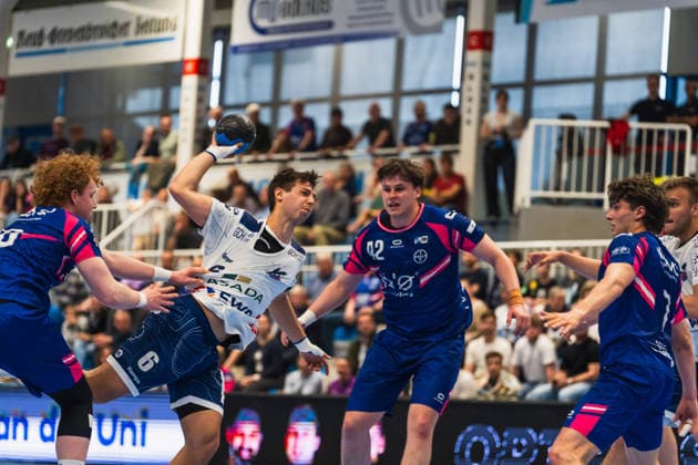 Julius Hein (TSV Bayer Dormagen, 66) haelt Markus Mahr (1.VFL Potsdam, 06) beim Wurf, Jan Schmidt (TSV Bayer Dormagen, 42) kommt zu spaet, Krischa Leis (TSV Bayer Dormagen, 07) TSV Dormagen vs. 1.VFL Potsdam, Handball, 2.HBL, 29.Spieltag, Saison 2025 26, 27.04.2026, TSV Dormagen vs. 1.VFL Potsdam, Handball, 2.HBL, 29.Spieltag, Saison 2025 26, 27.04.2026 Dormagen Copyright: xEibner-Pressefoto LukasxBaldygax EP_LBA