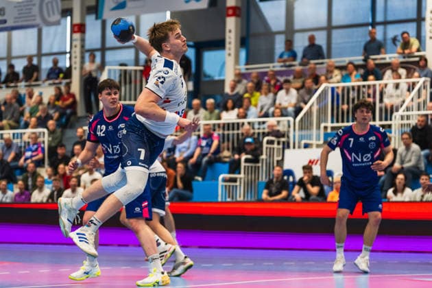 Jan Schmidt (TSV Bayer Dormagen, 42) schaut dem Wurf von Nicolas Paulnsteiner (1.VFL Potsdam, 07) zu , Krischa Leis (TSV Bayer Dormagen, 07) TSV Dormagen vs. 1.VFL Potsdam, Handball, 2.HBL, 29.Spieltag, Saison 2025 26, 27.04.2026, TSV Dormagen vs. 1.VFL Potsdam, Handball, 2.HBL, 29.Spieltag, Saison 2025 26, 27.04.2026 Dormagen Copyright: xEibner-Pressefoto LukasxBaldygax EP_LBA