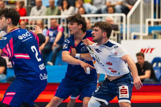Luca Krist (TSV Bayer Dormagen, 02), Krischa Leis (TSV Bayer Dormagen, 07) und Nicholas Schley (1.VFL Potsdam, 35) eim Zweikampf TSV Dormagen vs. 1.VFL Potsdam, Handball, 2.HBL, 29.Spieltag, Saison 2025 26, 27.04.2026, TSV Dormagen vs. 1.VFL Potsdam, Handball, 2.HBL, 29.Spieltag, Saison 2025 26, 27.04.2026 Dormagen Copyright: xEibner-Pressefoto LukasxBaldygax EP_LBA
