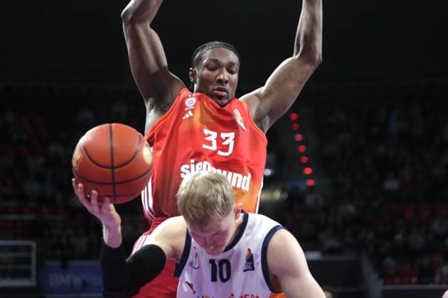 Ueberlegen . . . Bayerns 33 David MACCORMACK ueber Rostocks 10 KOLENDA. Basketball: Bayern - Rostock. Bundesliga, FC Bayern Basketball - Rostock Seawolves, 23.Spieltag, Saison 2025-2026, 27.04.2026, in Muenchen, B M W P A R K, Deutschland. Quelle Copyright Credit : Oryk HAIST