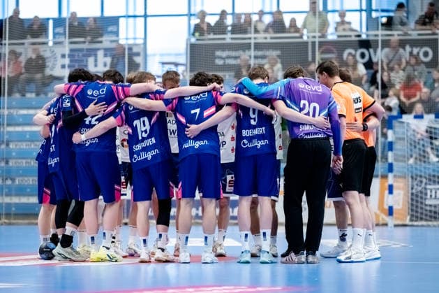 Dormagen, 27.04.2026, Handball, Herren, 2. Bundesliga, 29. Spieltag, 2025 2026: TSV Bayer Dormagen 1. VFL Potsdam Teambegrüßung zu Beginn des Spiels mit den Schiedsrichtern