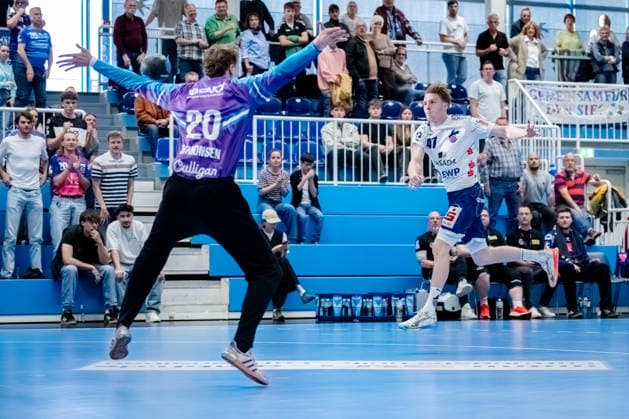 Dormagen, 27.04.2026, Handball, Herren, 2. Bundesliga, 29. Spieltag, 2025 2026: TSV Bayer Dormagen 1. VFL Potsdam Christian Ole Simonsen (TSV Bayer Dormagen, 20) pariert gegen Dustin Kraus (1. VfL Potsdam, 47)