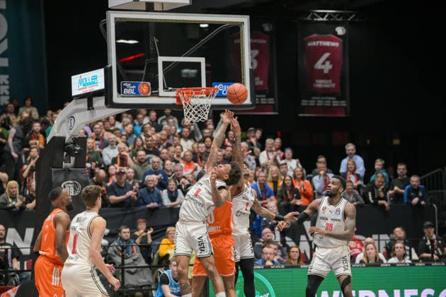 asyCredit Basketball Bundesliga, 31. Spieltag, Niners Chemnitz - BMA365 Bamberg Baskets 27.04.2026 ab 20.00 Uhr Chemnitz, Chemnitz Arena Im Foto: Demarcus Marquette Demonia (8), Kevin Yebo(0) easyCredit Basketball Bundesliga, 31. Spieltag, Niners Chemnitz - BMA365 Bamberg Baskets Chemnitz Sachsen Deutschland