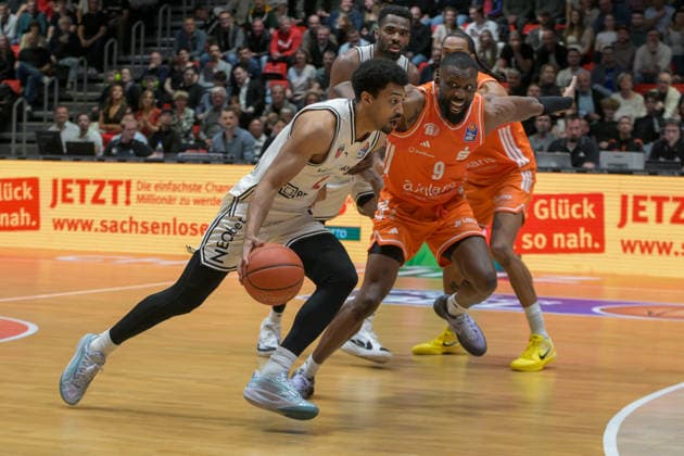 asyCredit Basketball Bundesliga, 31. Spieltag, Niners Chemnitz - BMA365 Bamberg Baskets 27.04.2026 ab 20.00 Uhr Chemnitz, Chemnitz Arena Im Foto: Ibrahim Ibi Watson (2), John Newman III(9) easyCredit Basketball Bundesliga, 31. Spieltag, Niners Chemnitz - BMA365 Bamberg Baskets Chemnitz Sachsen Deutschland