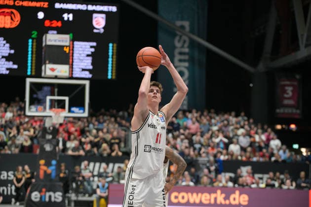 asyCredit Basketball Bundesliga, 31. Spieltag, Niners Chemnitz - BMA365 Bamberg Baskets 27.04.2026 ab 20.00 Uhr Chemnitz, Chemnitz Arena Im Foto: Freiwurf Richard Balint (11) easyCredit Basketball Bundesliga, 31. Spieltag, Niners Chemnitz - BMA365 Bamberg Baskets Chemnitz Sachsen Deutschland