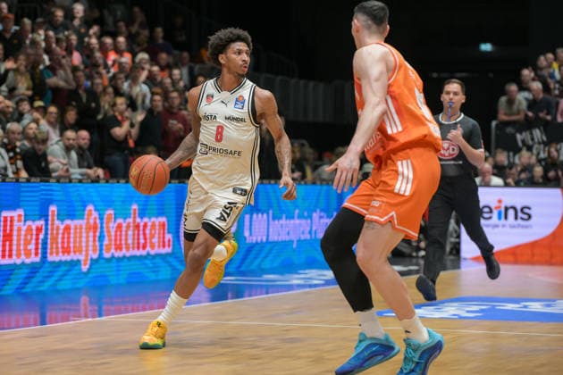 asyCredit Basketball Bundesliga, 31. Spieltag, Niners Chemnitz - BMA365 Bamberg Baskets 27.04.2026 ab 20.00 Uhr Chemnitz, Chemnitz Arena Im Foto: Demarcus Marquette Demonia (8), Yordan Minchev(91) easyCredit Basketball Bundesliga, 31. Spieltag, Niners Chemnitz - BMA365 Bamberg Baskets Chemnitz Sachsen Deutschland