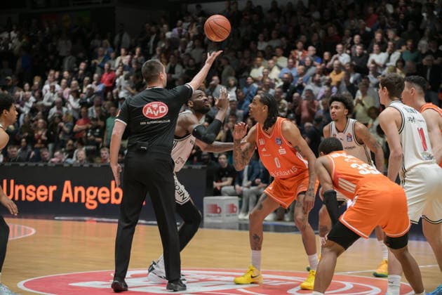 asyCredit Basketball Bundesliga, 31. Spieltag, Niners Chemnitz - BMA365 Bamberg Baskets 27.04.2026 ab 20.00 Uhr Chemnitz, Chemnitz Arena Im Foto: Tip off Niners Chemnitz, Bamberg Baskets easyCredit Basketball Bundesliga, 31. Spieltag, Niners Chemnitz - BMA365 Bamberg Baskets Chemnitz Sachsen Deutschland