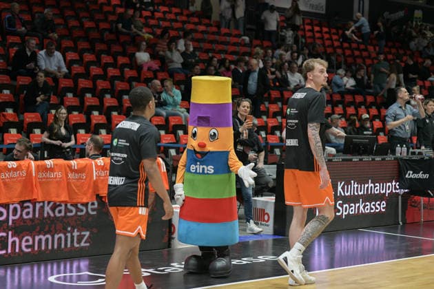 asyCredit Basketball Bundesliga, 31. Spieltag, Niners Chemnitz - BMA365 Bamberg Baskets 27.04.2026 ab 20.00 Uhr Chemnitz, Chemnitz Arena Im Foto: eins Maskottchen easyCredit Basketball Bundesliga, 31. Spieltag, Niners Chemnitz - BMA365 Bamberg Baskets Chemnitz Sachsen Deutschland