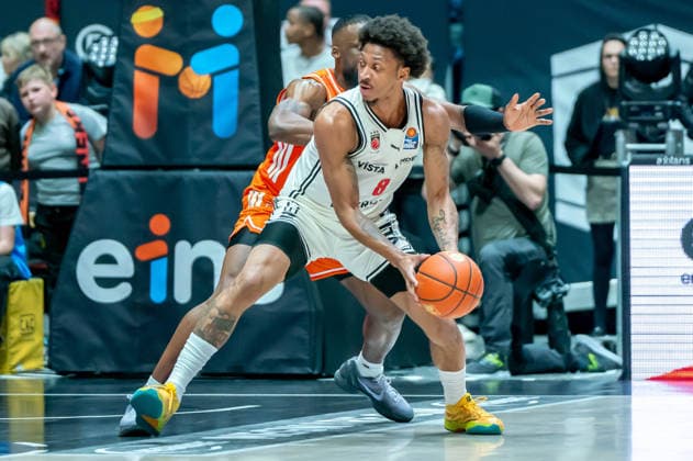 Chemnitz, Deutschland 27. April 2026: 1. BBL - 2025 2026 - Sp. 31 - Niners Chemnitz gegen Bamberg Baskets Im Bild: v. li. im Zweikampf John Newman III (99) und Demarcus Demonia (BMA) Copyright: xFotostandx xNachtigallx