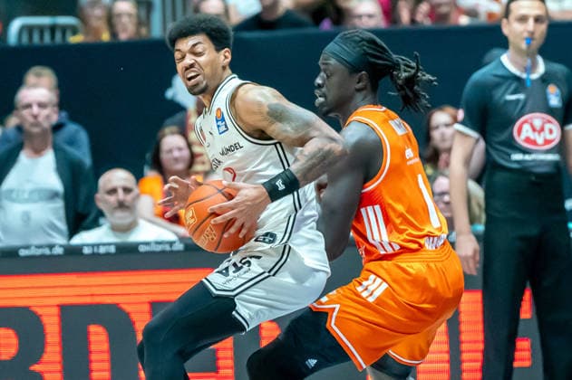 Chemnitz, Deutschland 27. April 2026: 1. BBL - 2025 2026 - Sp. 31 - Niners Chemnitz gegen Bamberg Baskets Im Bild: v. li. im Zweikampf Ibi Watson (BMA) und Aher Uguak (99) Copyright: xFotostandx xNachtigallx