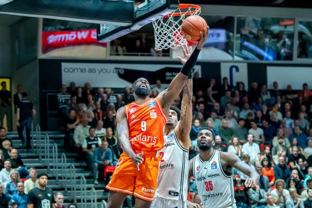 Chemnitz, Deutschland 27. April 2026: 1. BBL - 2025 2026 - Sp. 31 - Niners Chemnitz gegen Bamberg Baskets Im Bild: v. li. im Zweikampf John Newman III (99), Ibi Watson (BMA) und Ejiofor Onu (BMA) Copyright: xFotostandx xNachtigallx