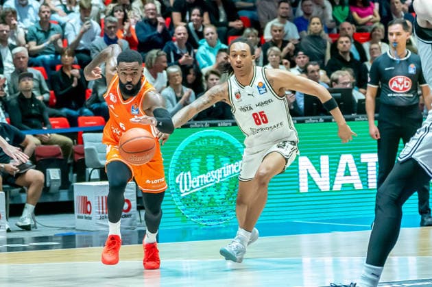 Chemnitz, Deutschland 27. April 2026: 1. BBL - 2025 2026 - Sp. 31 - Niners Chemnitz gegen Bamberg Baskets Im Bild: v. li. im Zweikampf Corey Davis (99) und Austin Crowley (BMA) Copyright: xFotostandx xNachtigallx