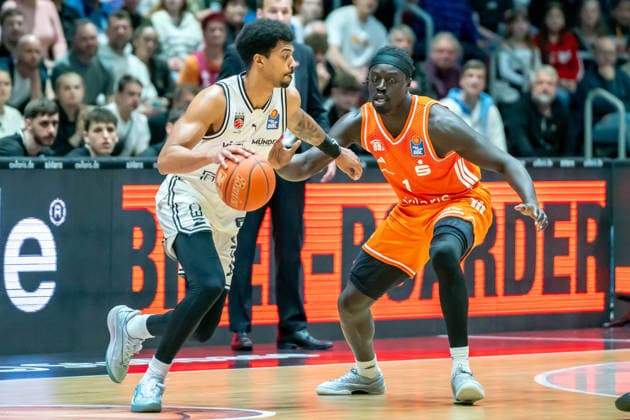 Chemnitz, Deutschland 27. April 2026: 1. BBL - 2025 2026 - Sp. 31 - Niners Chemnitz gegen Bamberg Baskets Im Bild: v. li. im Zweikampf Ibi Watson (BMA) und Aher Uguak (99) Copyright: xFotostandx xNachtigallx