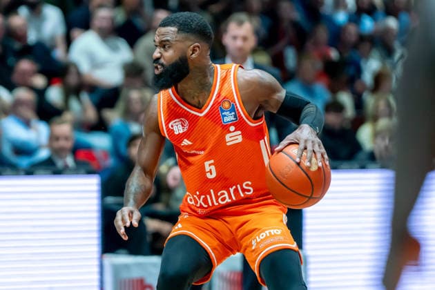 Chemnitz, Deutschland 27. April 2026: 1. BBL - 2025 2026 - Sp. 31 - Niners Chemnitz gegen Bamberg Baskets Im Bild: Corey Davis (99) mit Wut Copyright: xFotostandx xNachtigallx